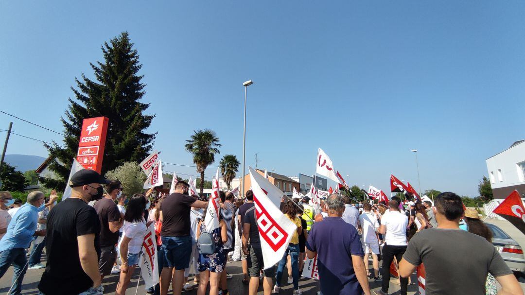 Concentración de trabajadores a las puertas de la reunión