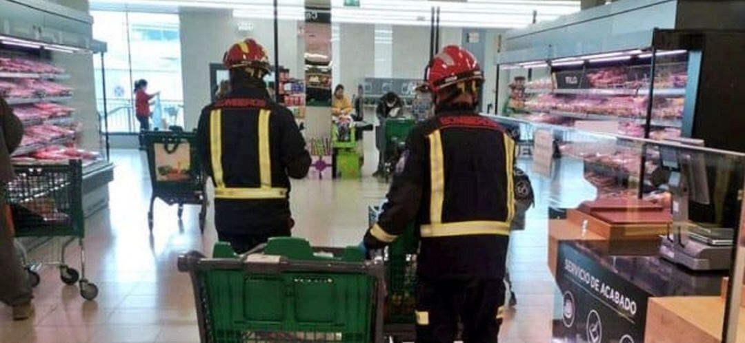 Bomberos voluntarios de Fuenlabrada hacen la compra para los colectivos más vulnerables