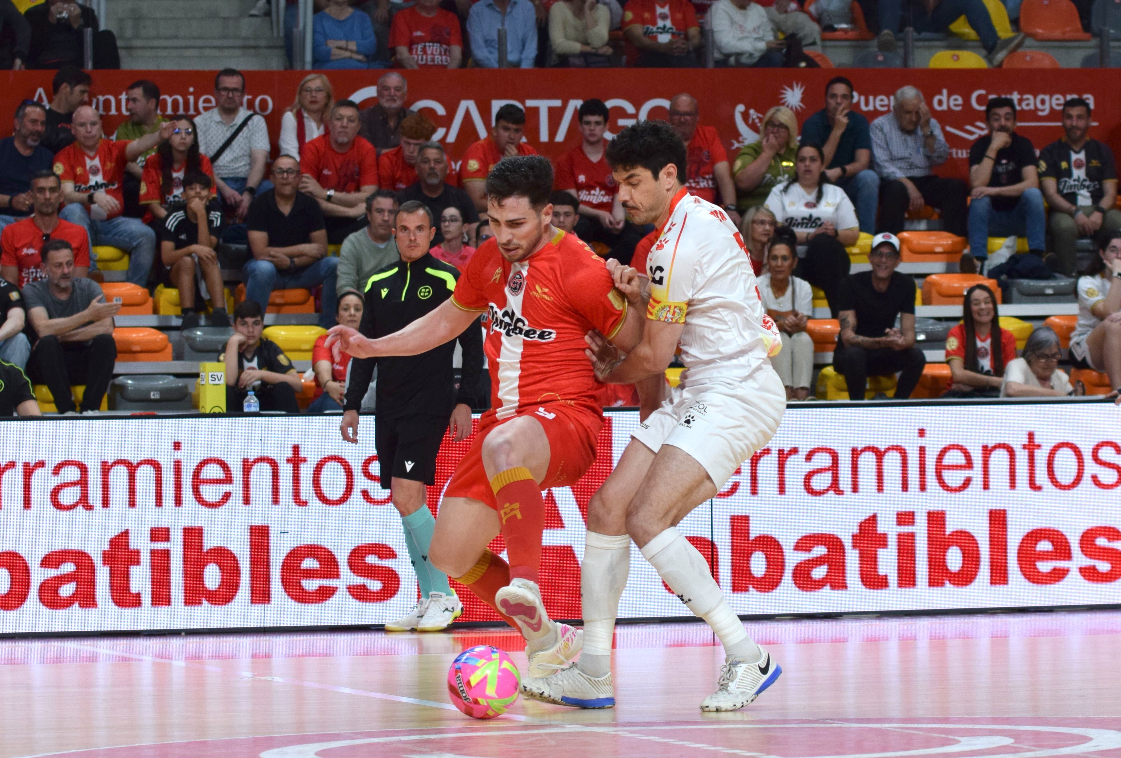 Pablo Ramírez aguanta la pelota ante un rival