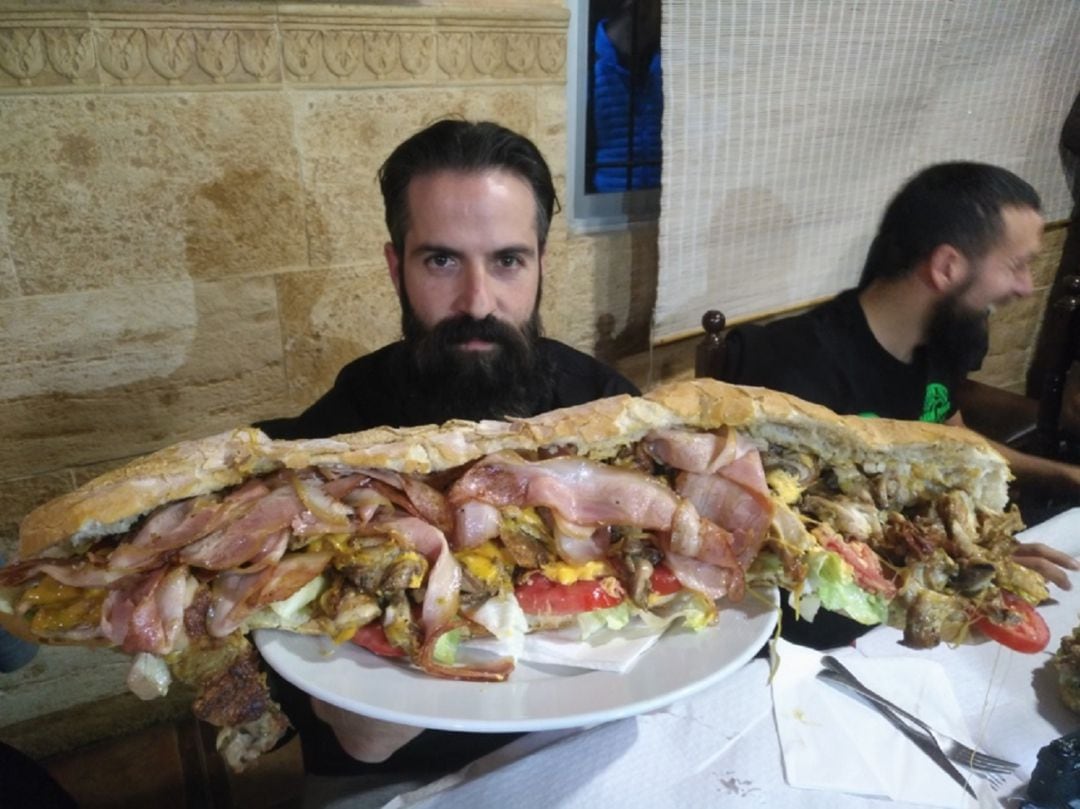 El reto del Asador Pastoret de Nàquera (Valencia) consiste en comerse un bocadillo de casi tres kilos en menos de 90 minutos.