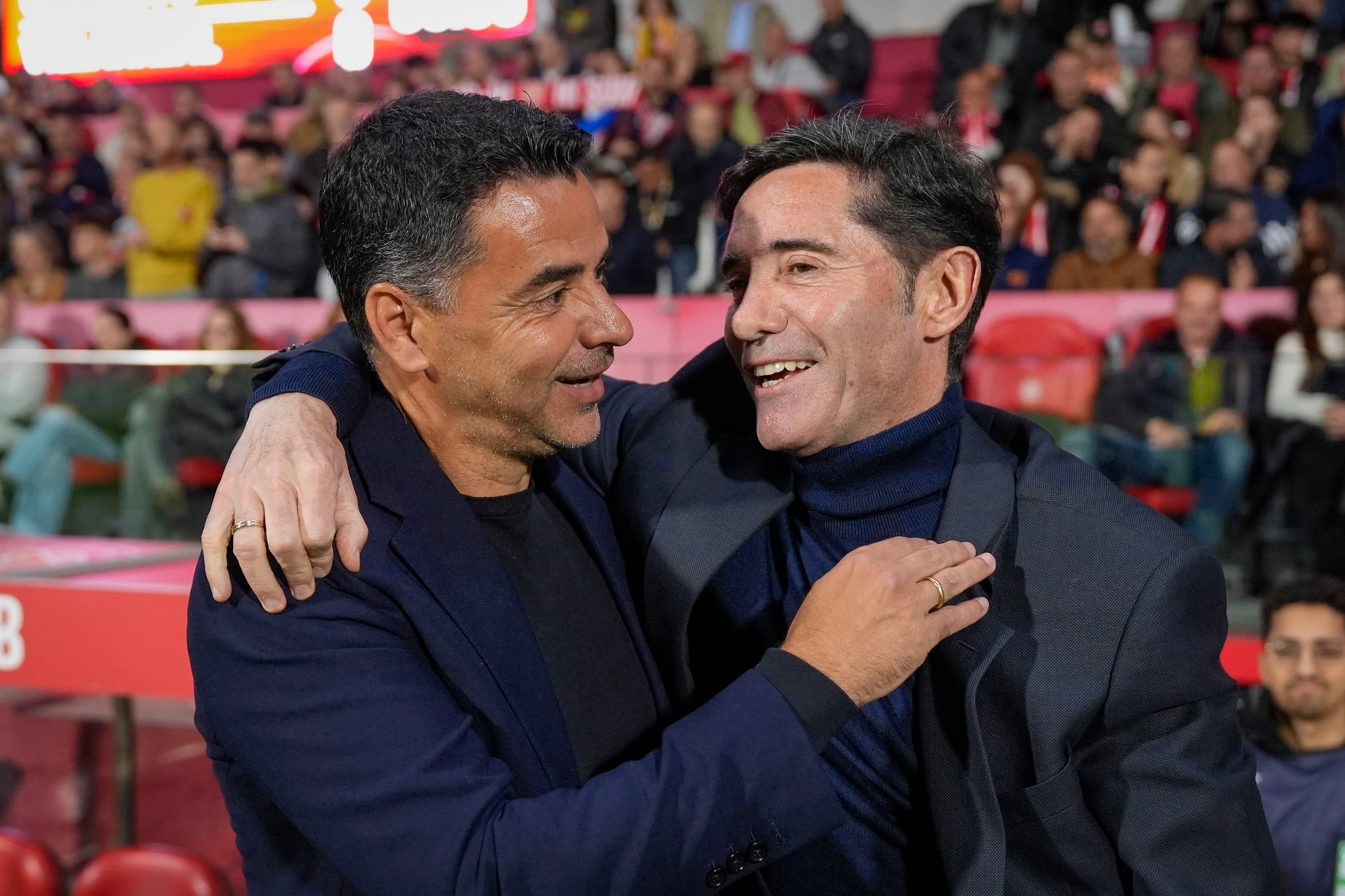 GIRONA (CATALUÑA), 06/04/2026.- El entrenador del Girona, Michel (i), saluda al entrenador del Villarreal, Marcelino García Toral, previo al partido de la jornada 30 de LaLiga EA Sports que disputan el Girona FC y el Villarreal CF este lunes, en el Estadio Montilivi de Girona (Cataluña). EFE/ David Borrat