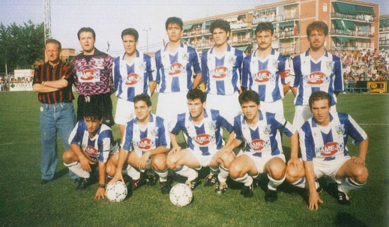 Luis Ángel Duque, Mesas y Vivar Dorado (primero, cuarto y quinto de la primera fila empezando por la izquierda) fueron protagonistas del ascenso a Segunda División en 1993