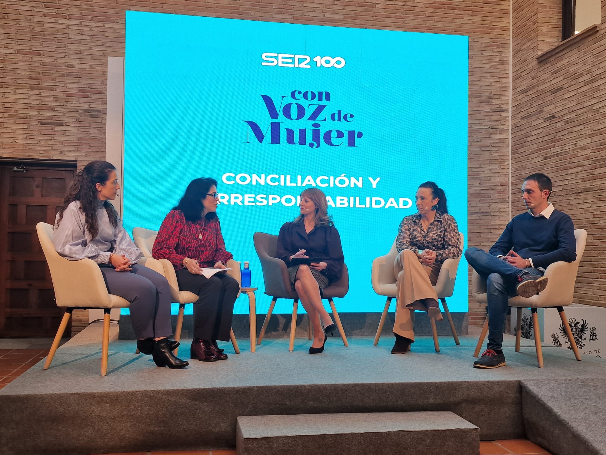 Imagen de la primera mesa redonda del foro &#039;Con Voz de Mujer&#039;, celebrado en el Patio del Ayuntamiento de Toledo