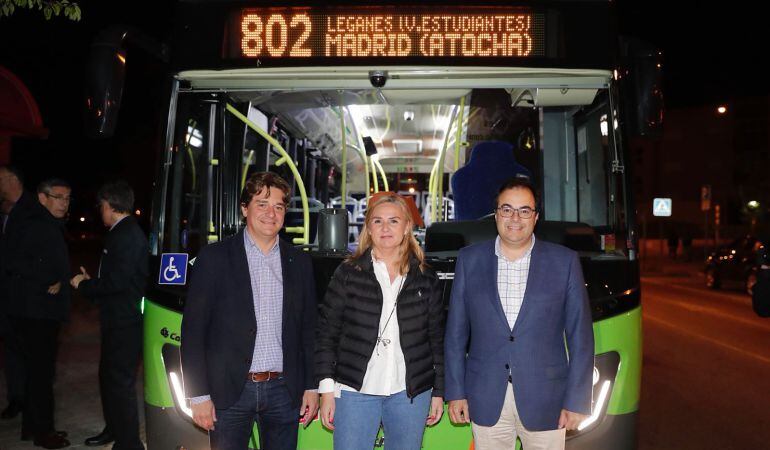 La consejera en funciones de Transportes, Vivienda e Infraestructuras, Rosalía Gonzalo, y los alcaldes de Leganés, Santiago Llorente (d), y Fuenlabrada, Javier Ayala.