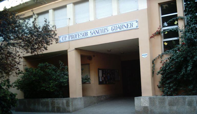 Facha de los Colegio Sanchis Guarner, en el barrio de Ayora, que ha solicitado la jornada continua