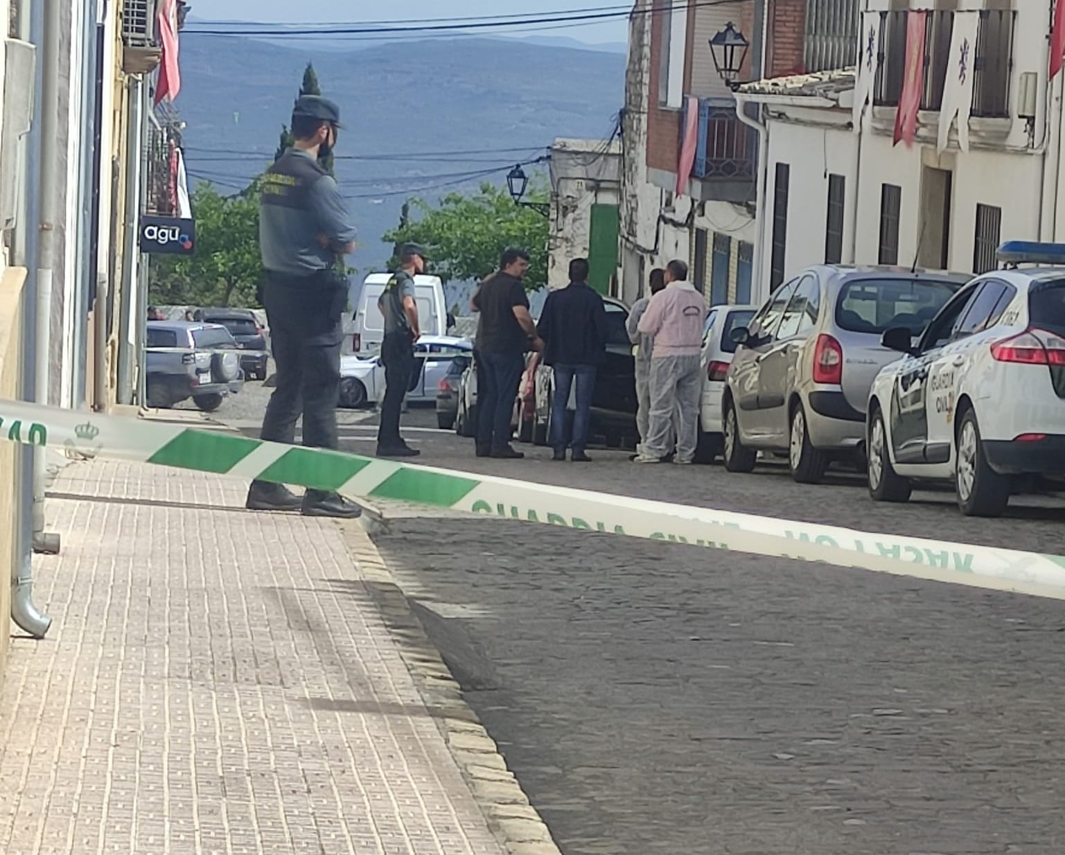 Zona de la calle Canónigo Utrera acordonada por la Guardia Civil debido al hallazgo de una mujer fallecida en su casa.