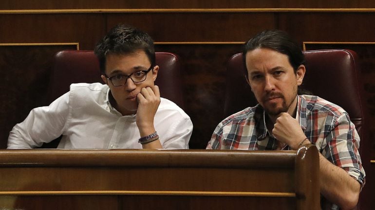 El líder de Podemos, Pablo Iglesias (d), y el portavoz parlamentario de Podemos, Íñigo Errejón (i), durante la sesión de control al Gobierno