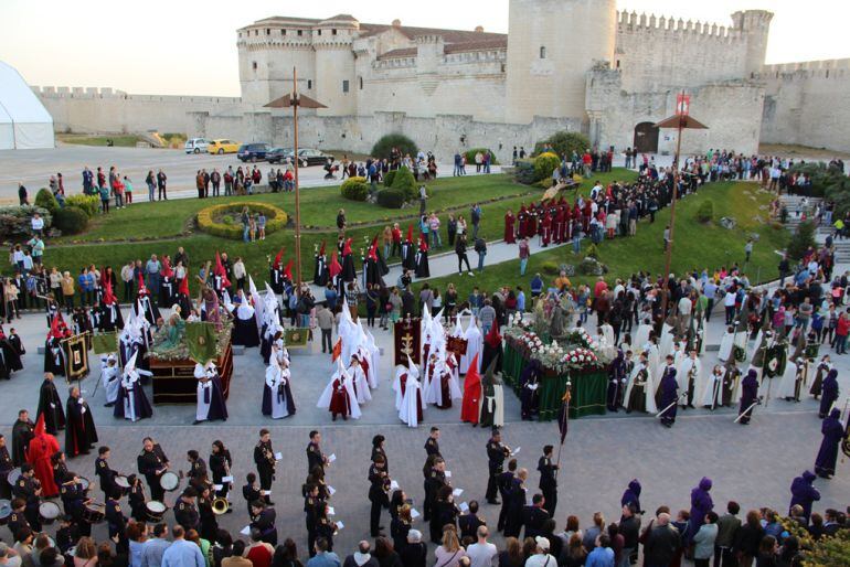 Inicio de la procesión de Jueves Santo desde el Castillo de Cuéllar en 2017