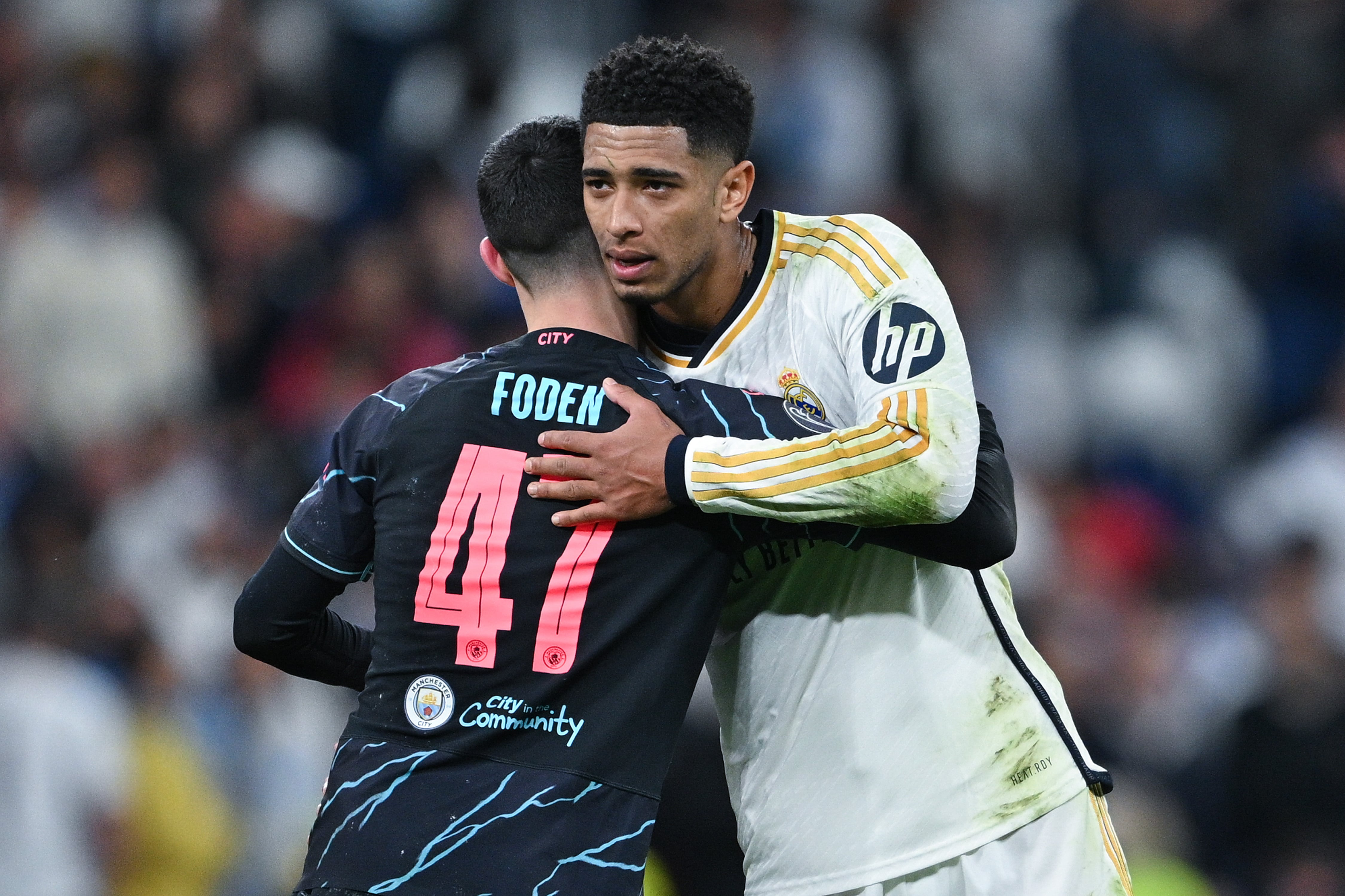 Abrazo entre Jude Bellingham y Phil Foden.