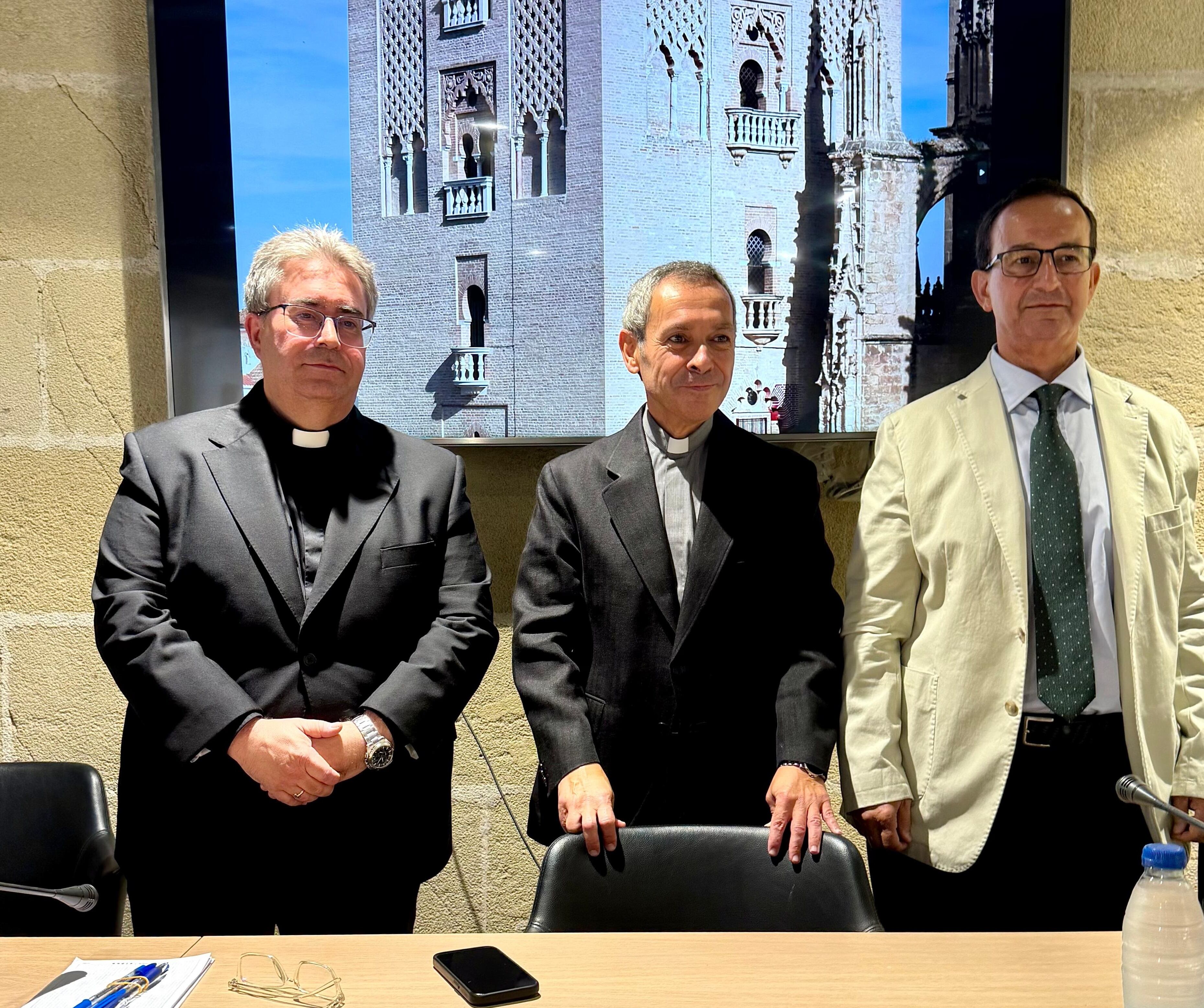 De izquierda a derecha durante la presentación del Simposio Internacional Tvrris Fortissima, los canónigos Marcelino Manzano y Manuel Sánchez y el arquitecto Eduardo Martínez Moya