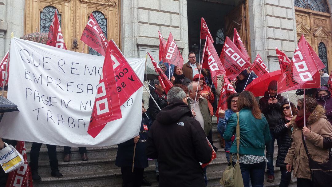 Concentración de trabajadoras a las piertas de la Diputación de Toledo