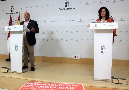 El delegado provincial de Desarrollo Sostenible, Fausto Marín y la alcaldesa de Calzada, Gema García en la presentación de los actos