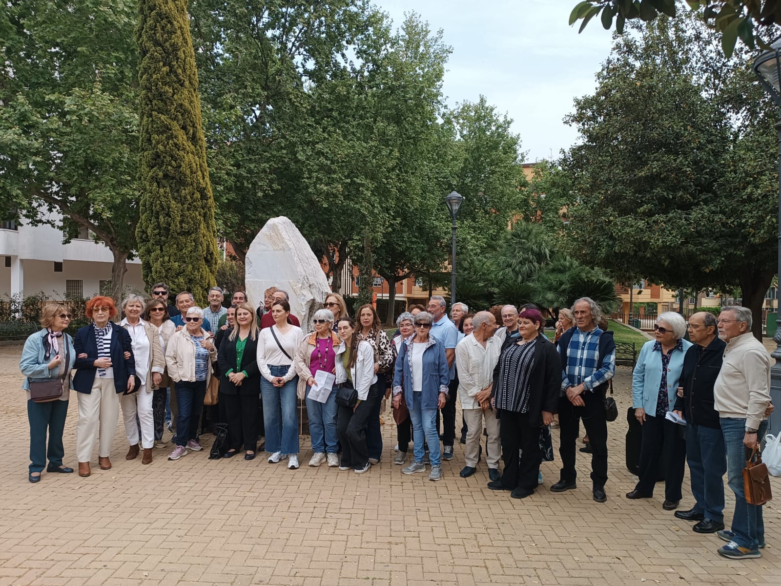Familiares, compañeros y amigos rinden homenaje a Julio Anguita Parrado en el jardín que lleva su nombre en la capital.
