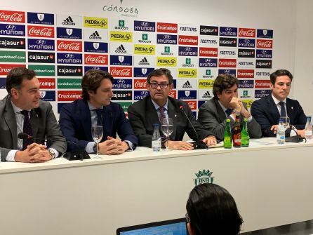 Javier González y su equipo en la sala de prensa