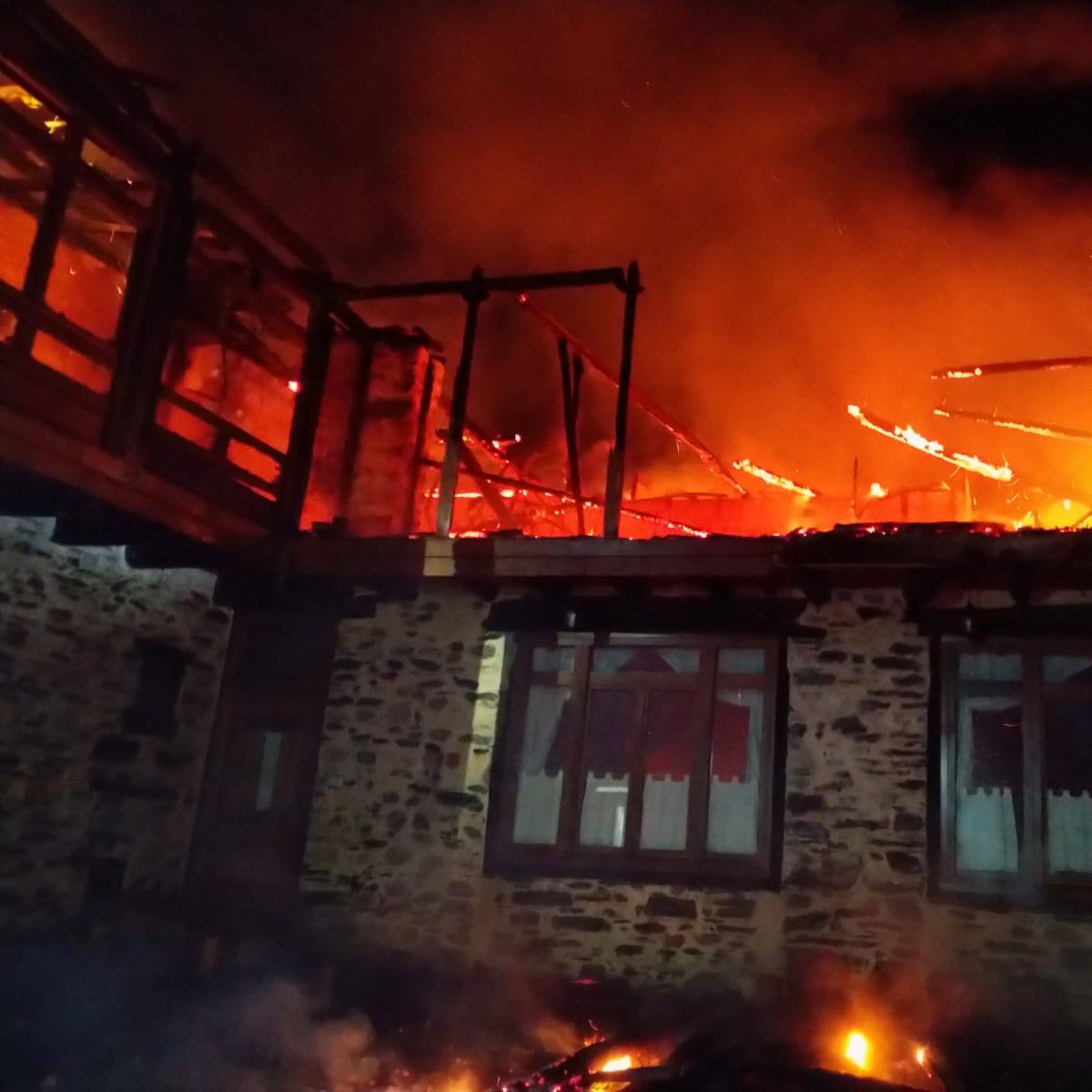 Las llamas calcinan una vivienda en Castroquilame en un incendio originado en la chimenea