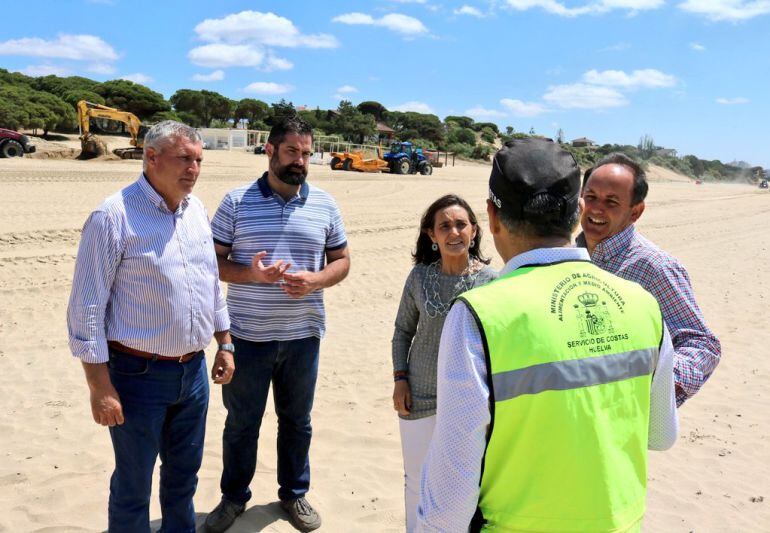 La subdelegada del Gobierno, Asunción Grávalos, y el alcalde de Cartaya, Juan Miguel Polo, esta mañana en Nuevo Portil.