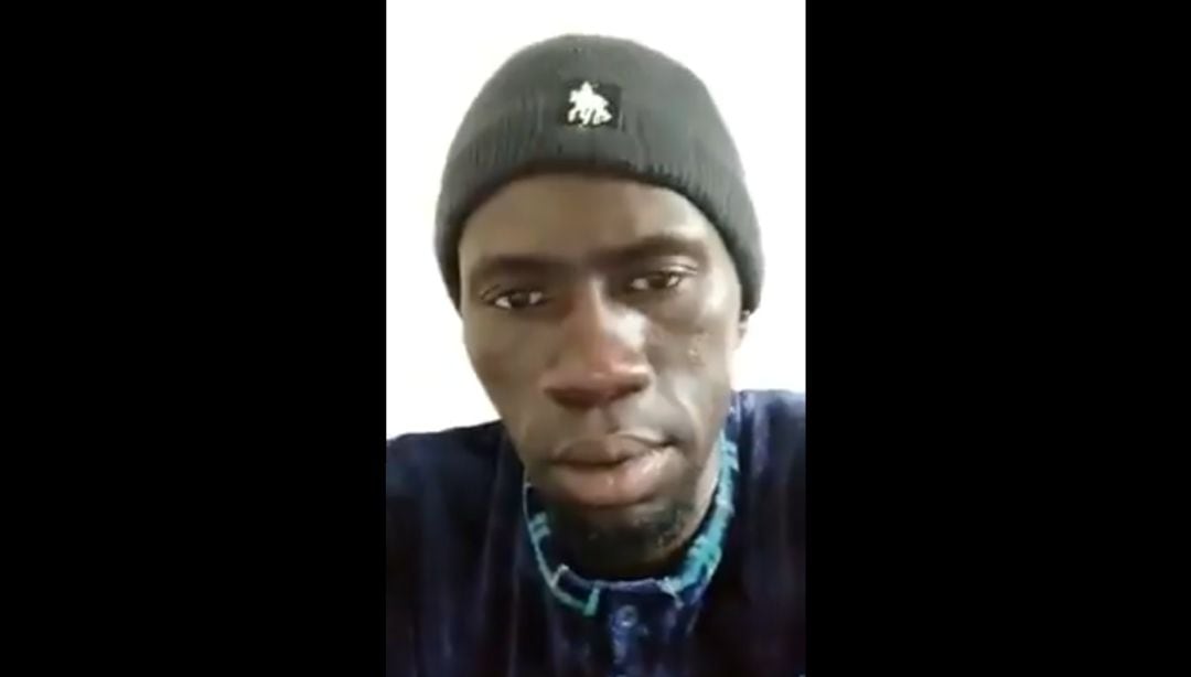 Serigne Mamadou en el vídeo que ha difundido y se ha vuelto viral: &quot;Los inmigrantes estamos dando la cara por el pueblo&quot;.