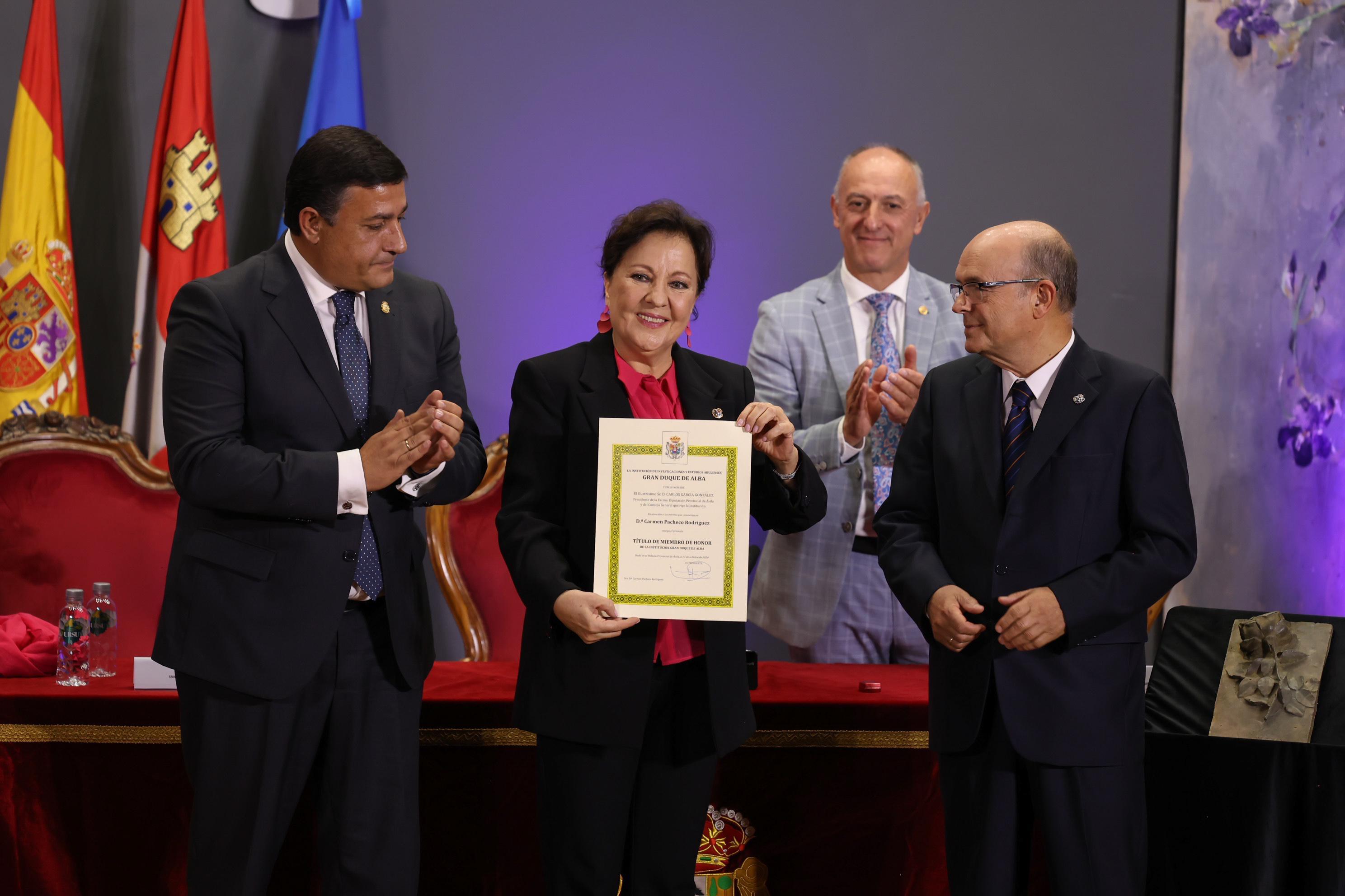 Carmen Linares recibiendo el reconocimiento