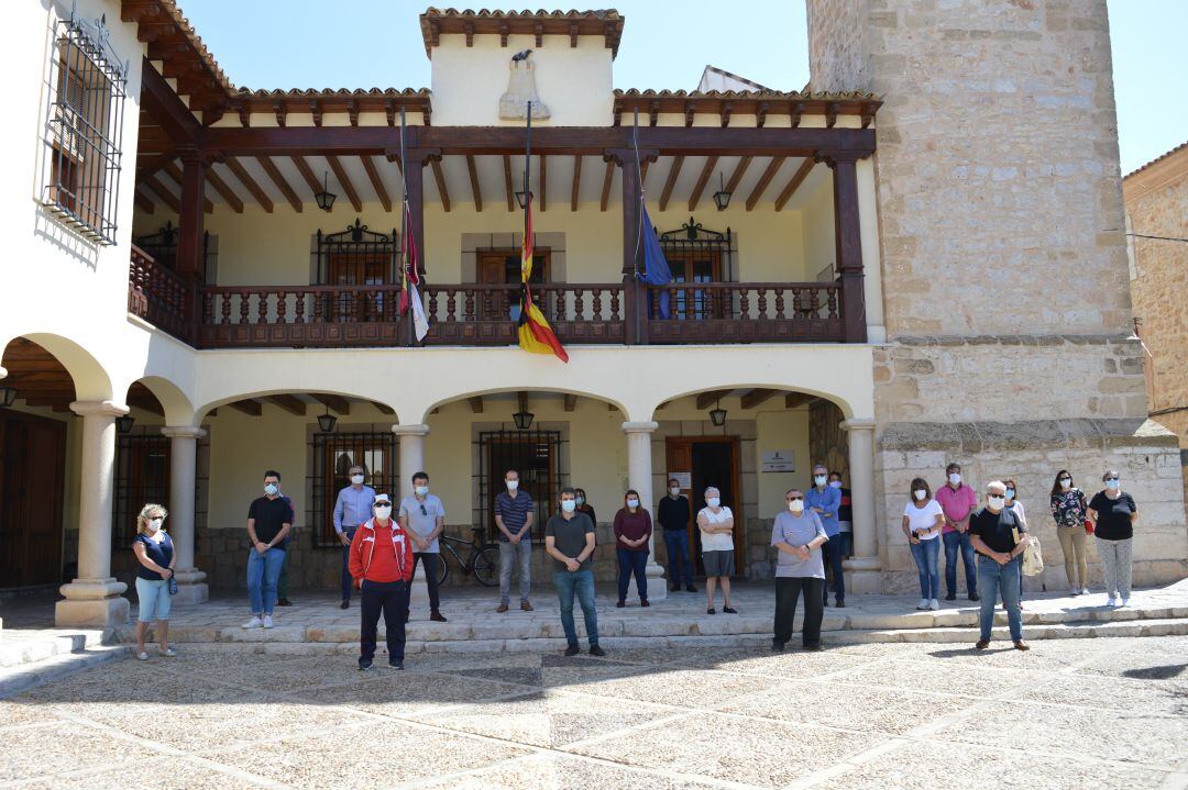 La Corporación Municipal en el minuto de silencio en Mota del Cuervo