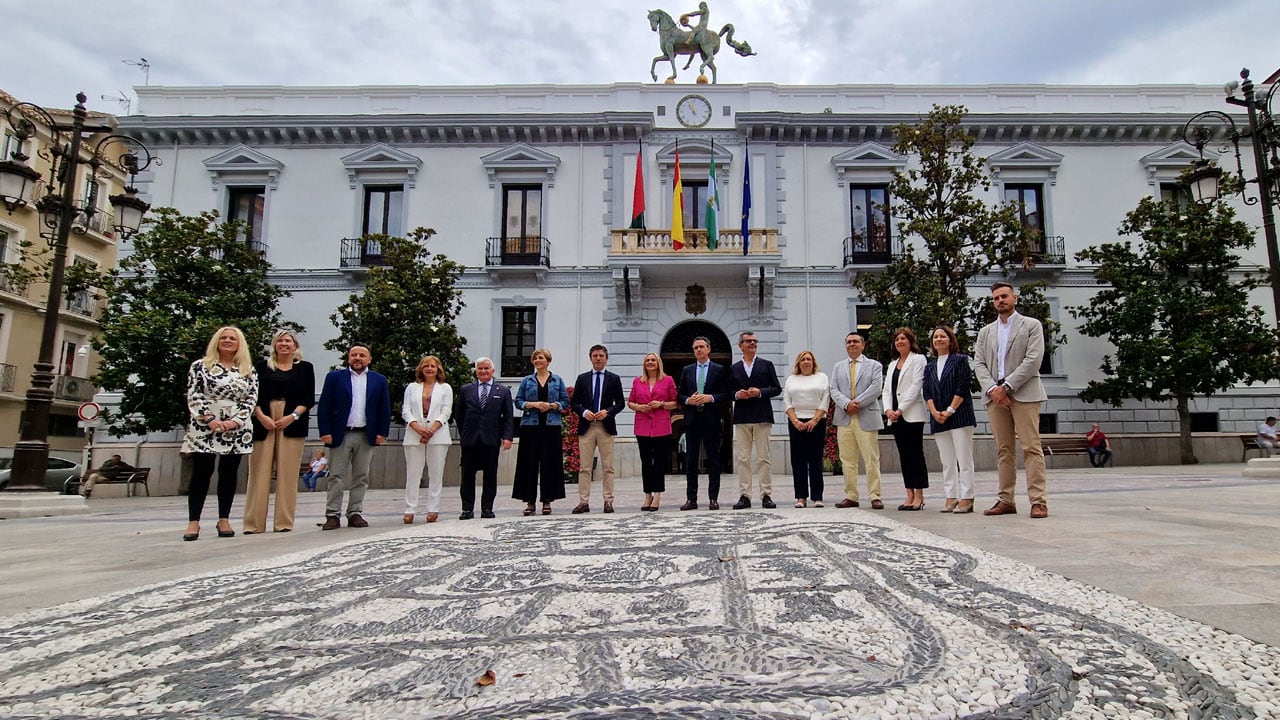 La alcaldesa de Granada Marifrán Carazo junto a su nuevo equipo de gobierno en la Plaza del Carmen, ante el Ayuntamiento