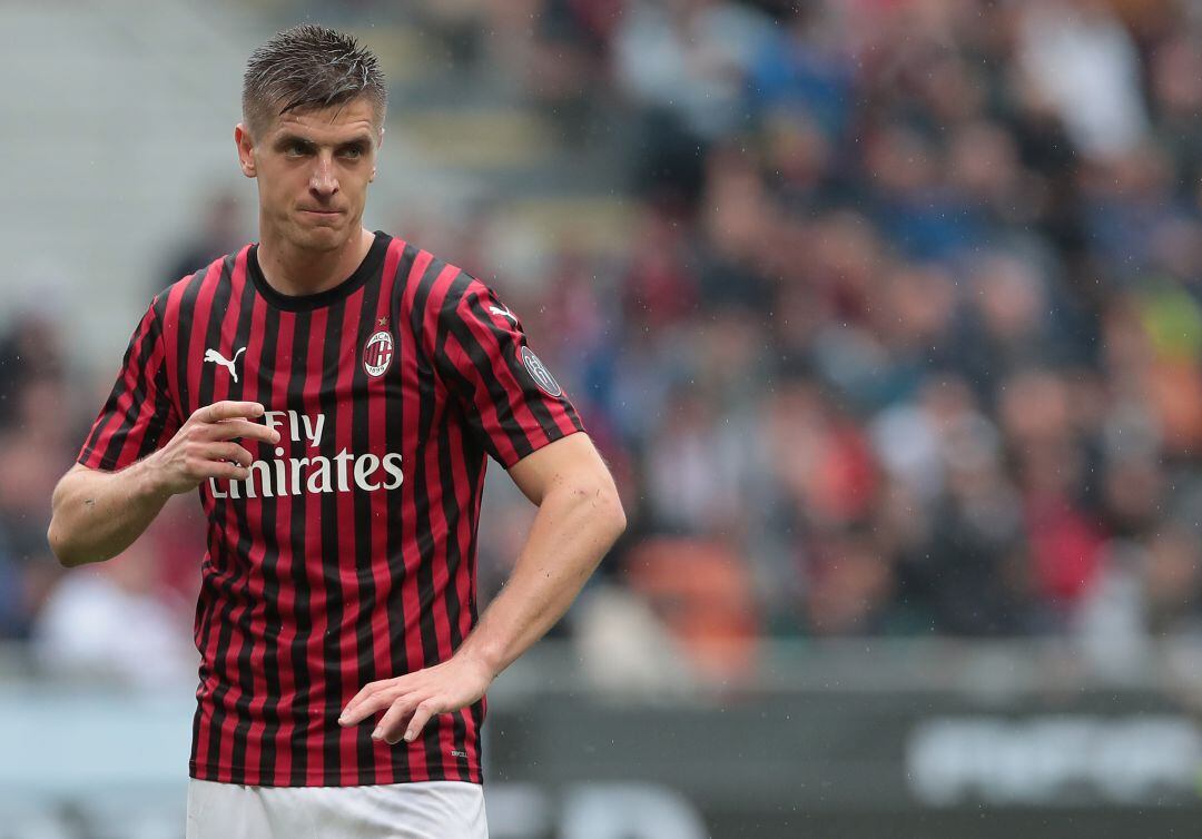 Krzysztof Piatek con la camiseta del AC Milan.