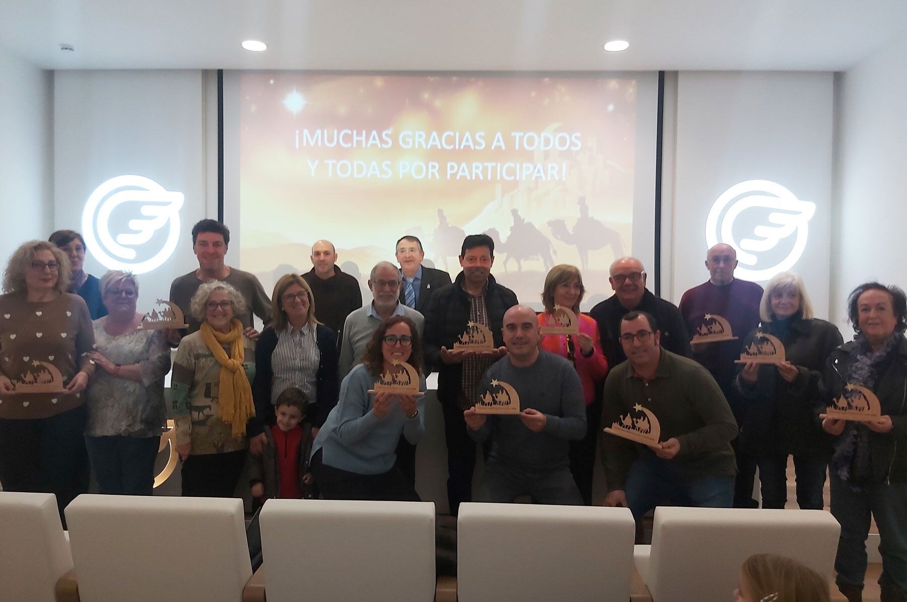 Foto de familia final con los tres primeros clasificados en cada categoría y participantes