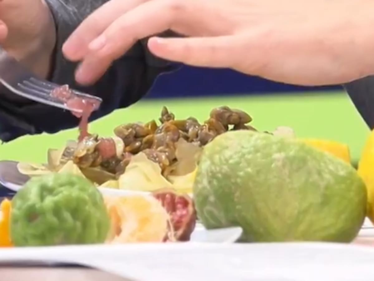 Patatas fritas con berberechos y finger lime