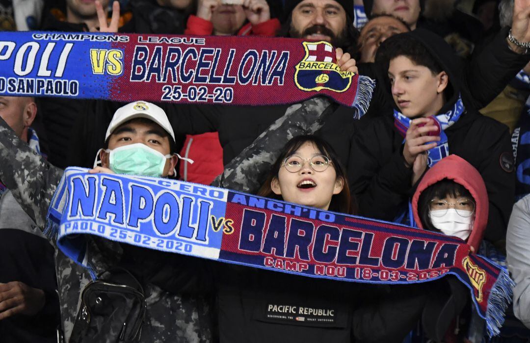 Aficionados del Barça animando al equipo