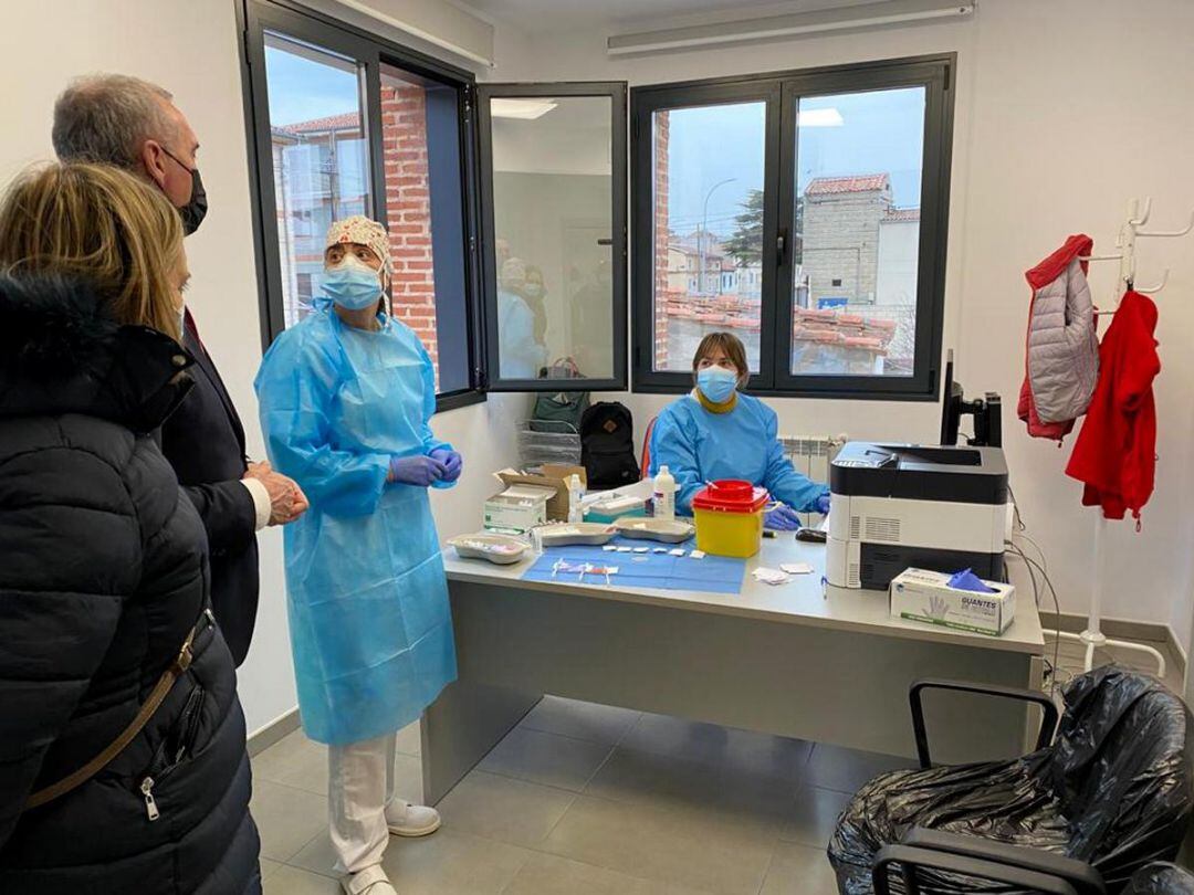 El delegado territorial, José Mazarías visita a los sanitarios que están poniendo las vacunas contra la Covid 19 en el Centro de Salud de Carbonero