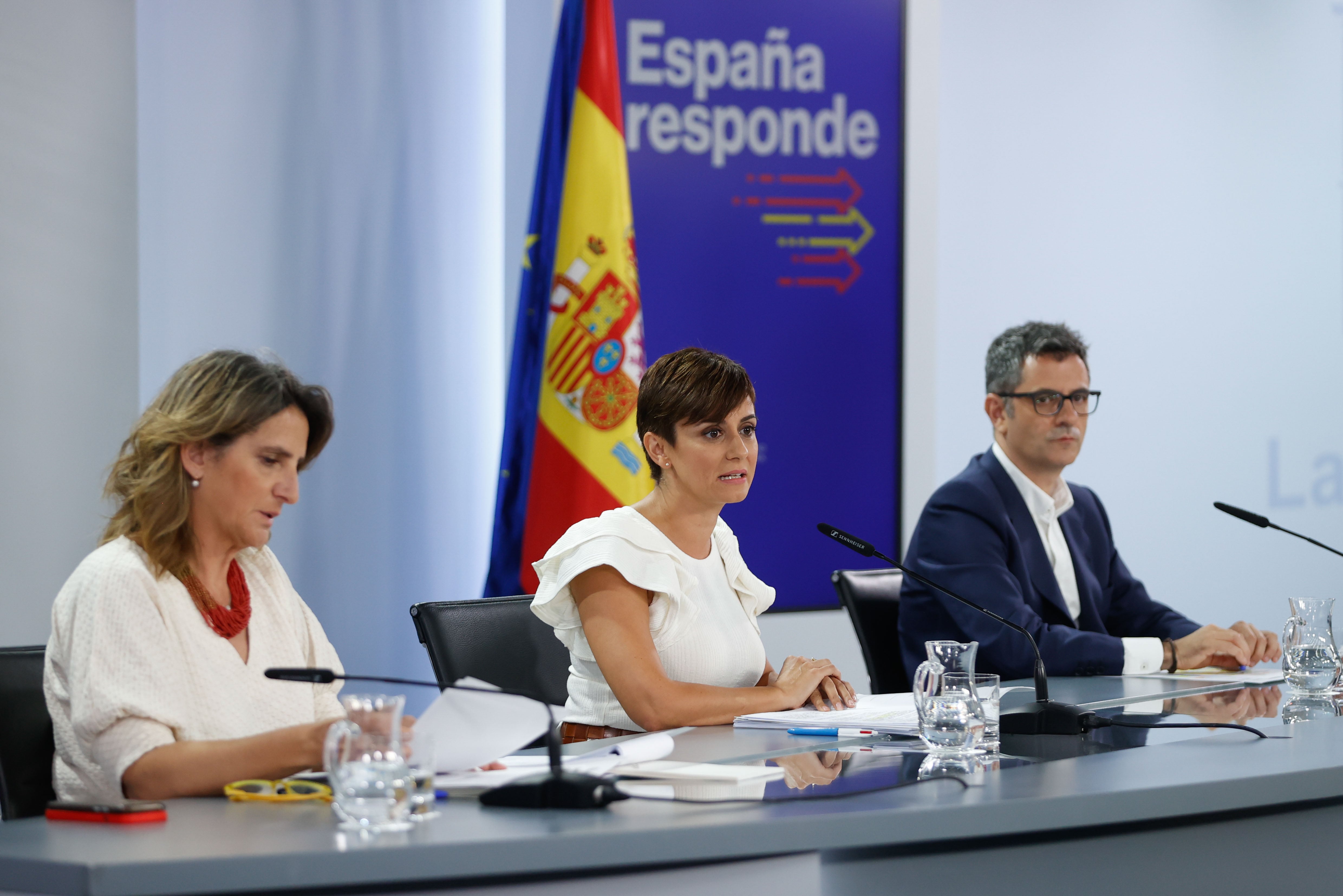 La ministra de Política Territorial y portavoz del Gobierno, Isabel Rodríguez, la vicepresidenta tercera y ministra para la Transición Ecológica, Teresa Ribera (i), y el ministro de Presidencia, Félix Bolaños (d), durante su comparecencia para informar del nuevo paquete de medidas urgentes para la eficiencia y el ahorro energético