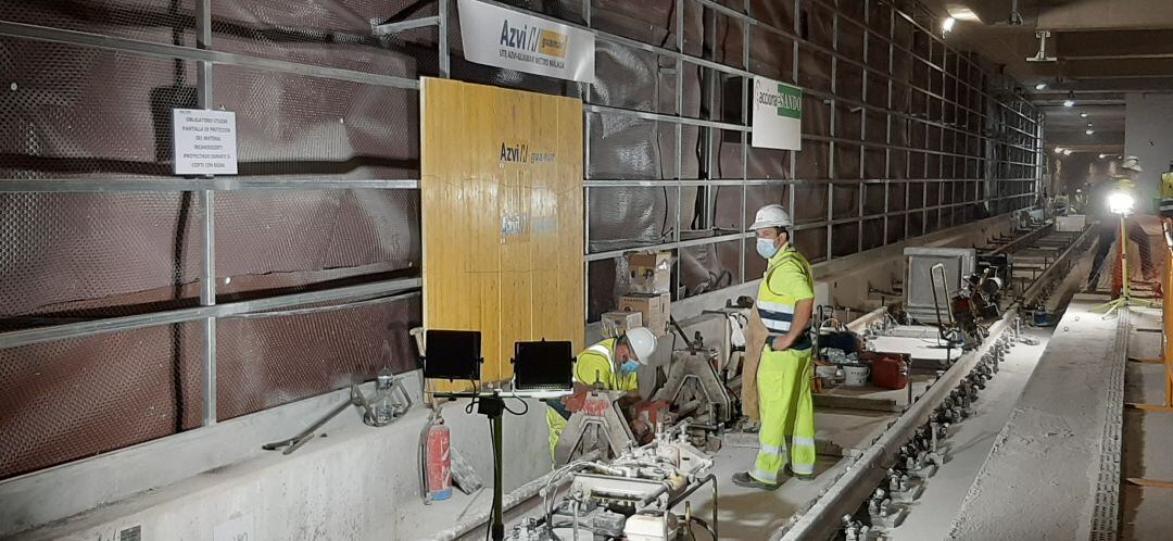 Operarios en la estación de metro de calle Atarazanas 