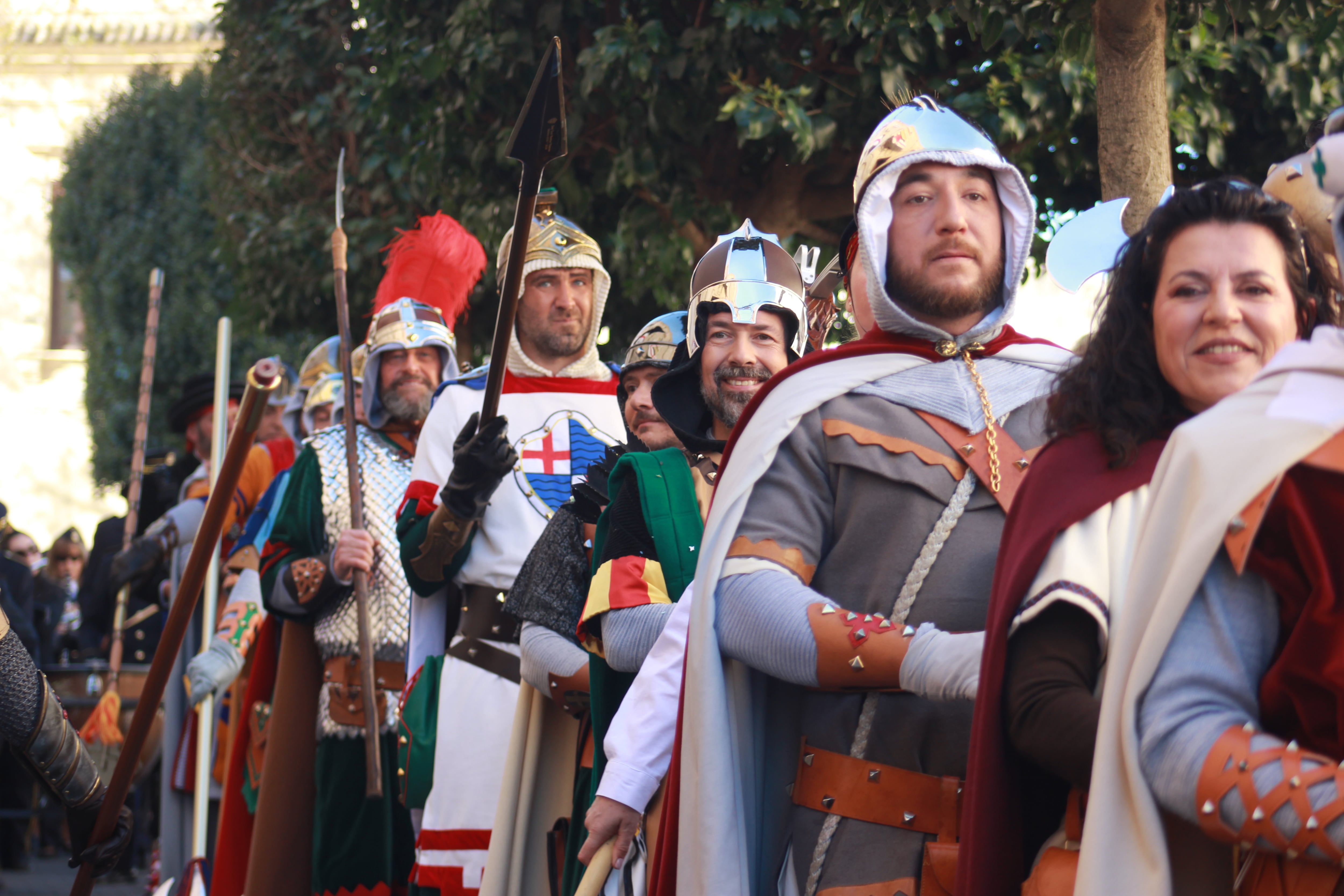 Un instante de los festers del bando cristiano girando la escuadra a su paso por el Casal