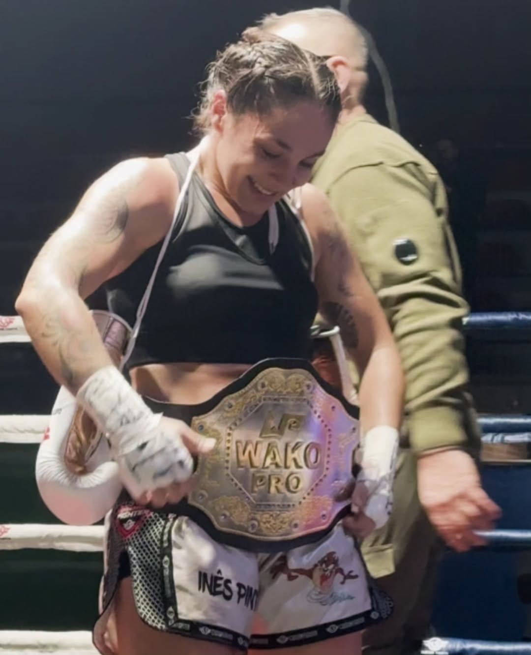 La portuguesa se mostraba feliz con su cinturón de campeona