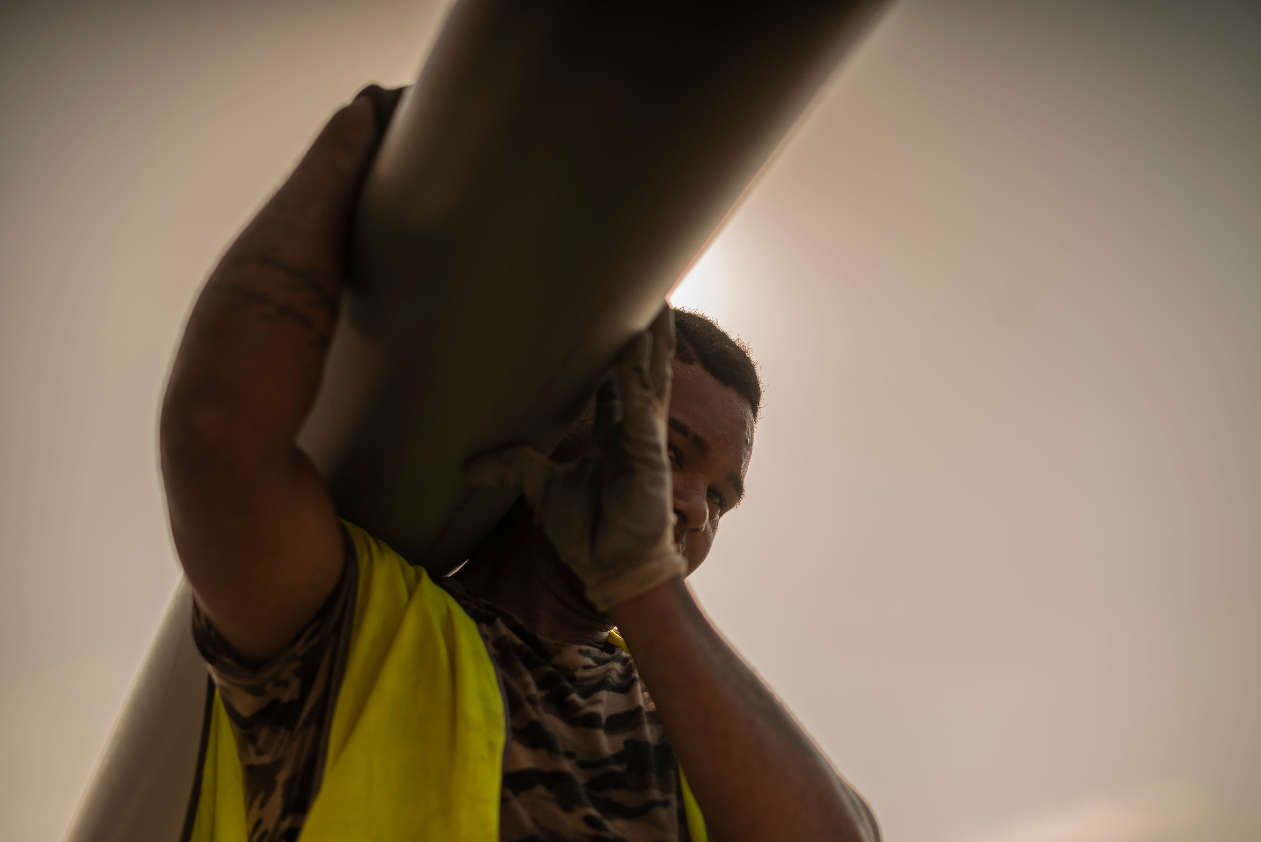 Un obrero de la construcción trabaja bajo un intenso calor.