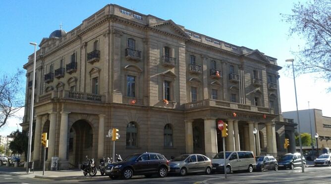 La façana de la Facultat de Nàutica