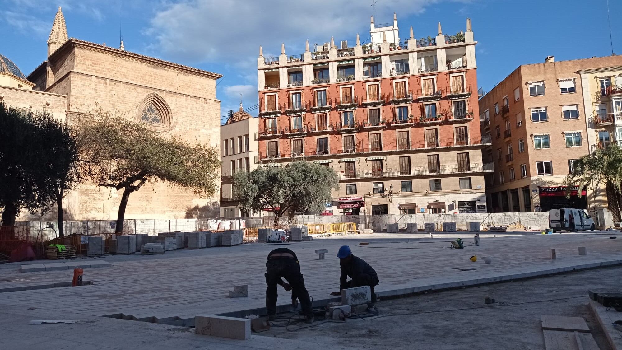 Operarios trabajando en la plaza de la Reina de València