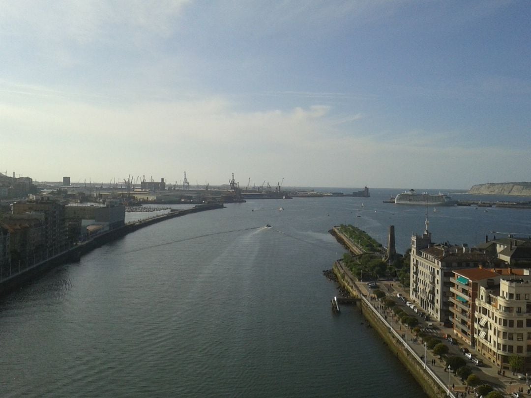 Vista de la desembocadura de la ría,, en Santurtzi