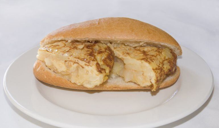 Un bocadillo de tortilla ha sido la causa de la intoxicación alimentaria de 61 personas en Cádiz durante los primeros días del Carnaval