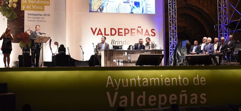 El presidente de Castilla-La Mancha, Emiliano García-Page, preside, en la Plaza de España de Valdepeñas, el acto institucional con motivo de las LXV Fiestas de la Vendimia y el Vino de esta localidad