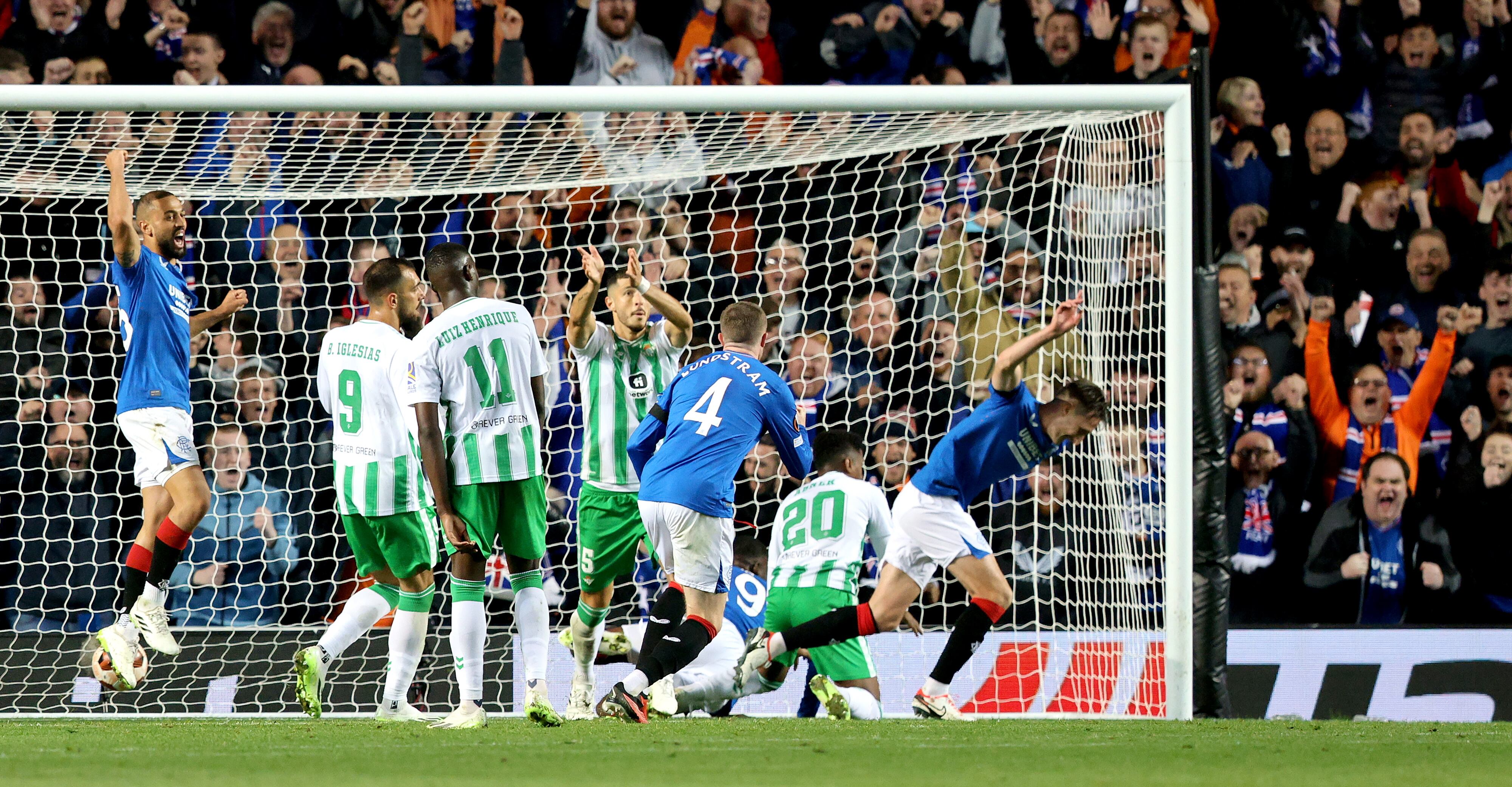 Glasgow (United Kingdom), 21/09/2023.- Rangers players celebrate after scoring the opening goal during the UEFA Europa League Group C match between Glasgow Rangers and Real Betis in Glasgow, Britain, 21 September 2023. (Reino Unido) EFE/EPA/ROBERT PERRY
