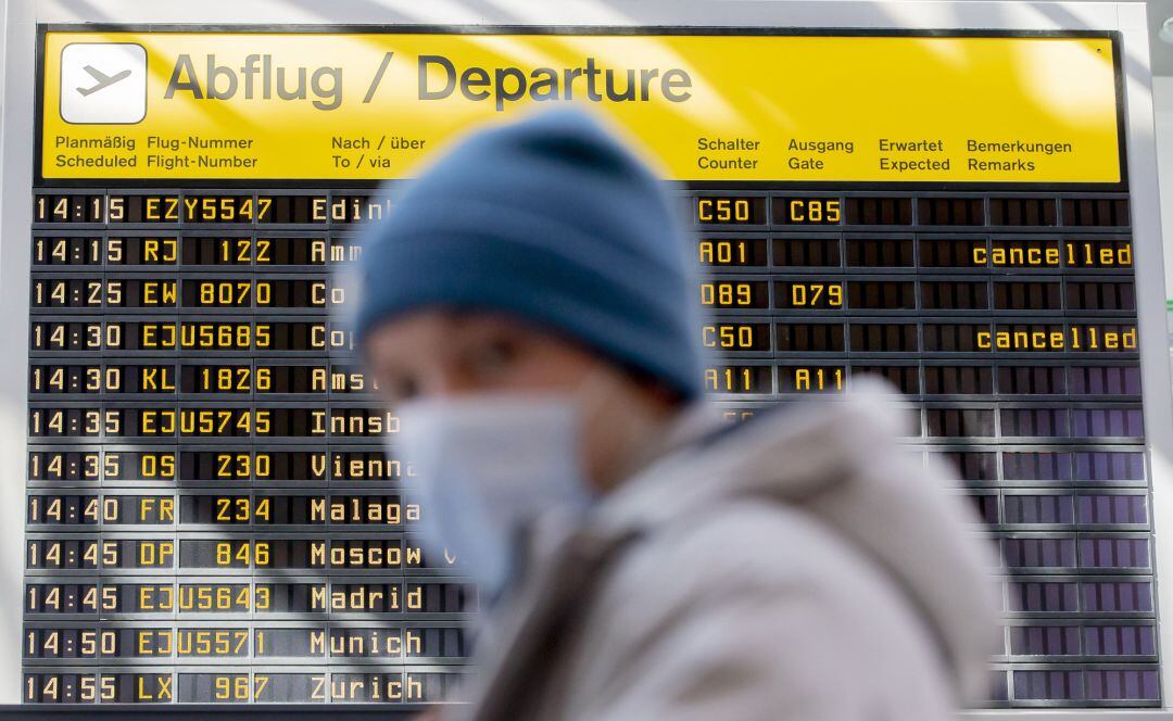 Un hombre con mascarilla en el aeropuerto de Berlín