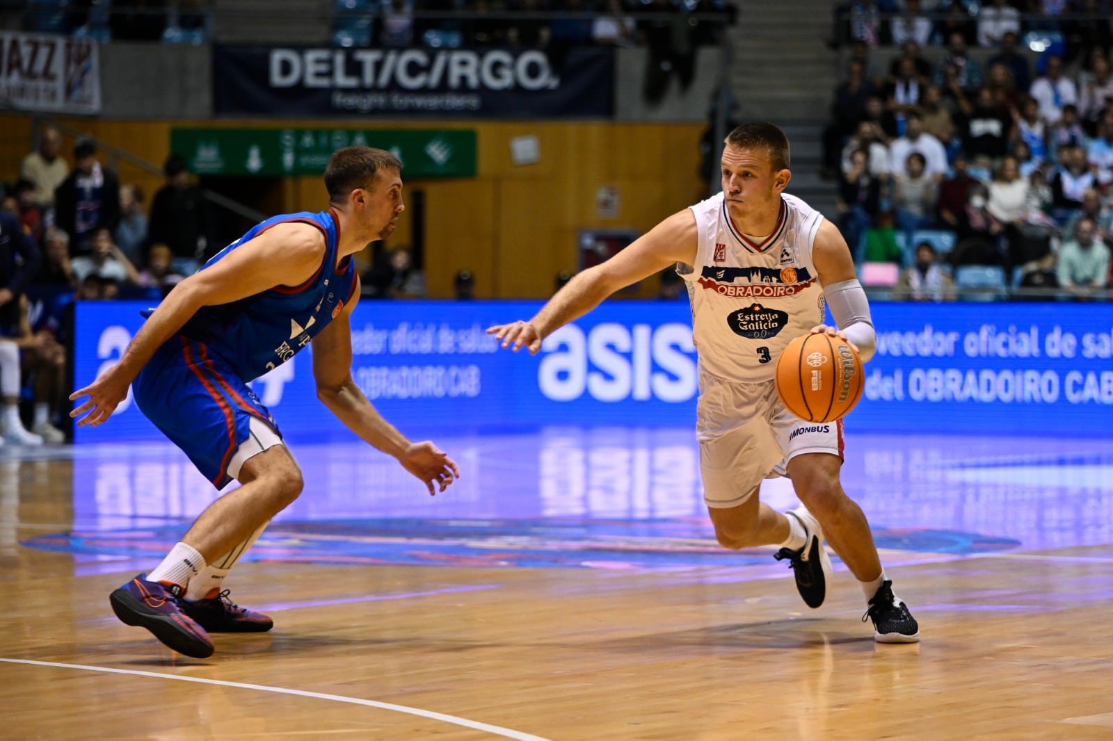 Brad Davison, con el balón, fue el más destacado en el Monbus Obradoiro