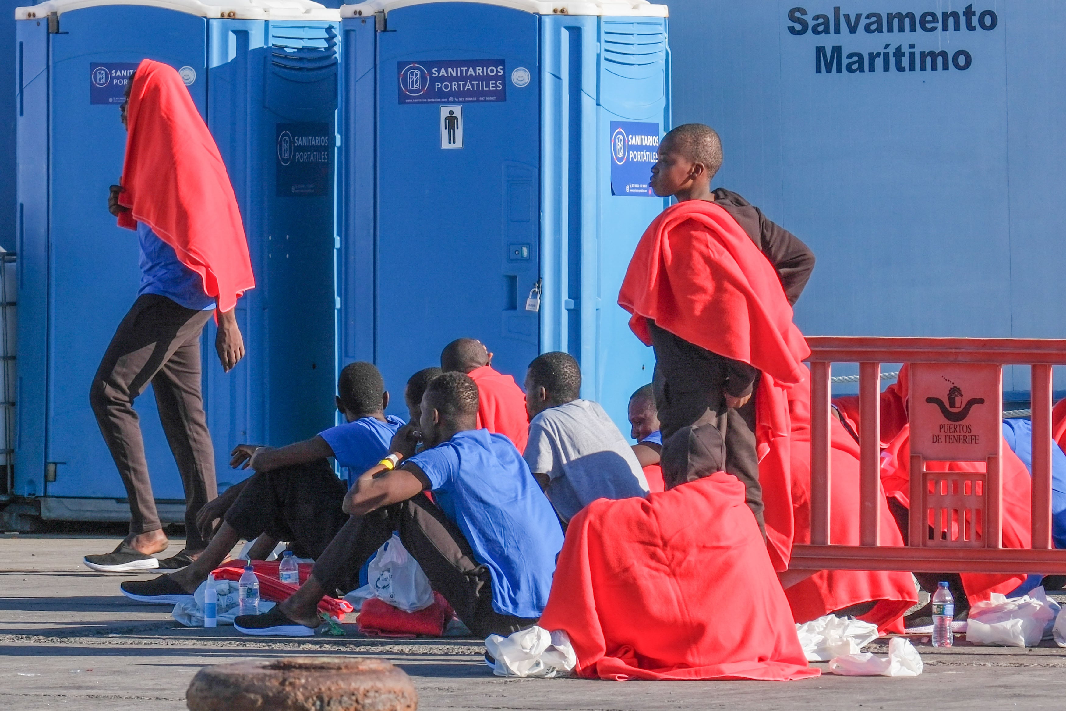 Migrantes subsaharianos llegados a Tenerife este mes de octubre. EFE/ Alberto Valdés