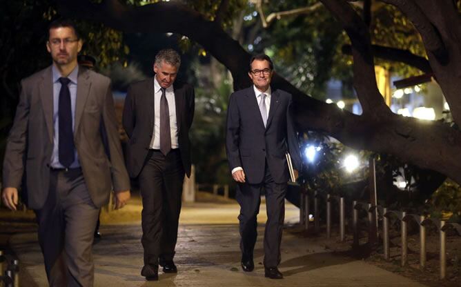 El presidente de la Generalitat, Artur Mas, a su salida de la reunión que han mantenido esta noche los partidos que apoyan la consulta soberanista del 9N