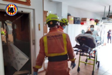 Rescate de una de las mujeres heridas en Benirredrà