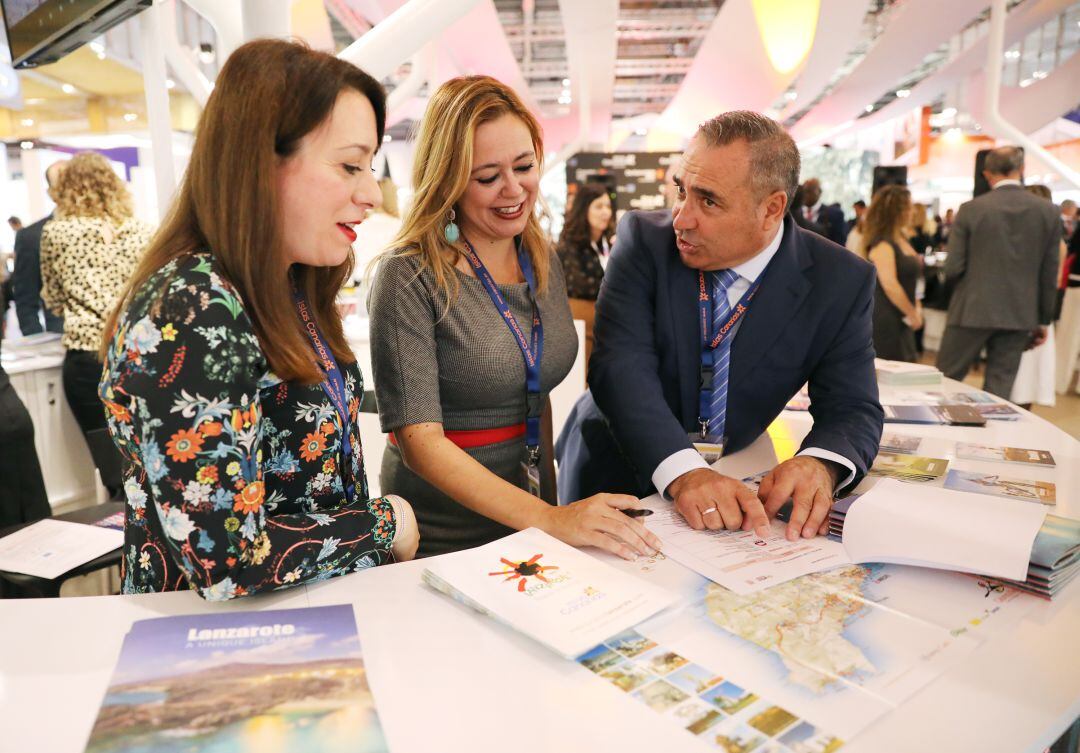 La presidenta del Cabildo de Lanzarote, María Dolores Corujo, junto al consejero de Turismo, Ángel Vázquez, en la última edición de Fitur que se pudo celebrar.