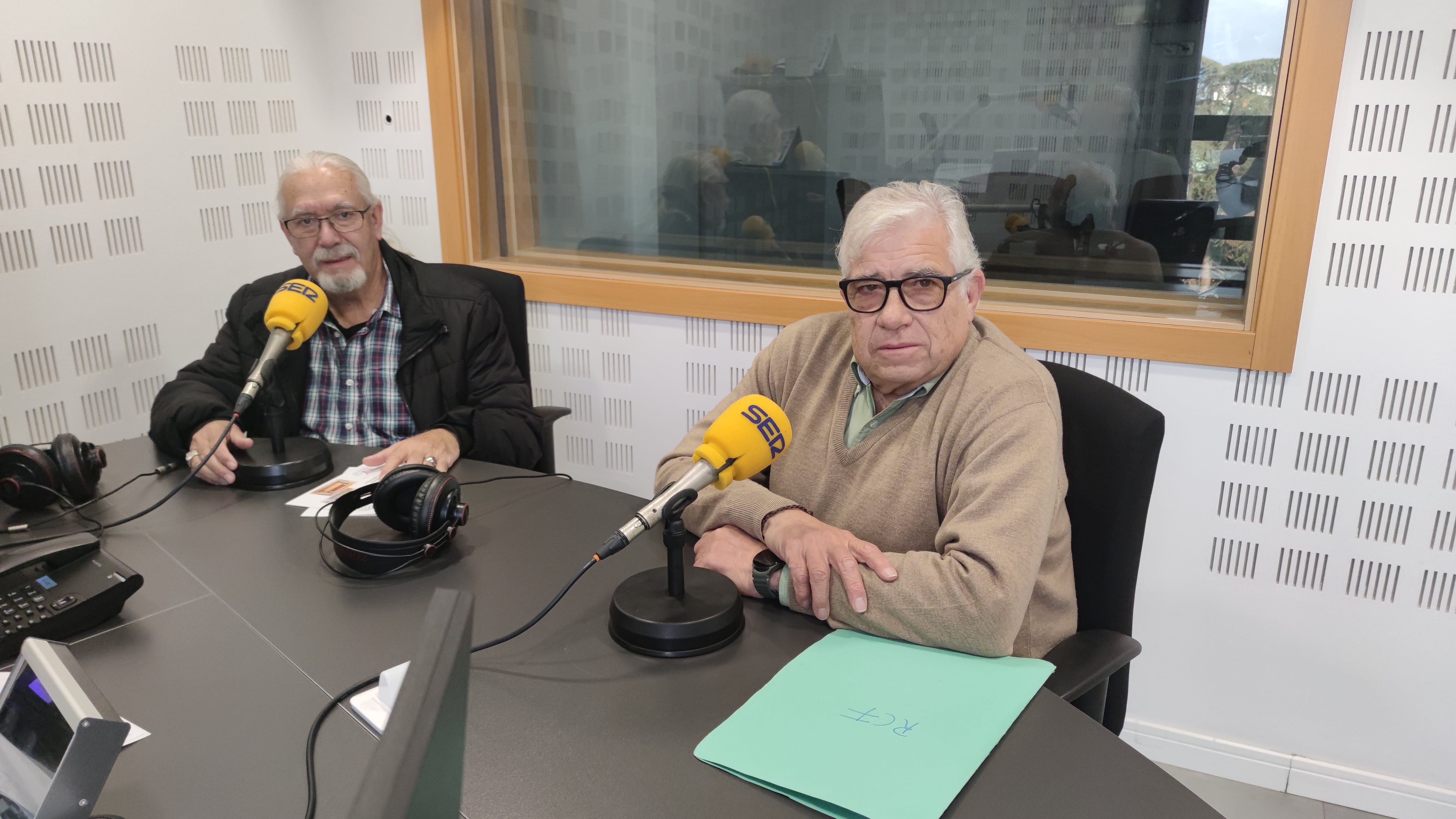 Evaristo Palacios (izquierda) y Antonio Sánchez, del Radio Club Fuenlabrada, organizador, de la exposición 'Historia de la Radio y la Radioafición'.