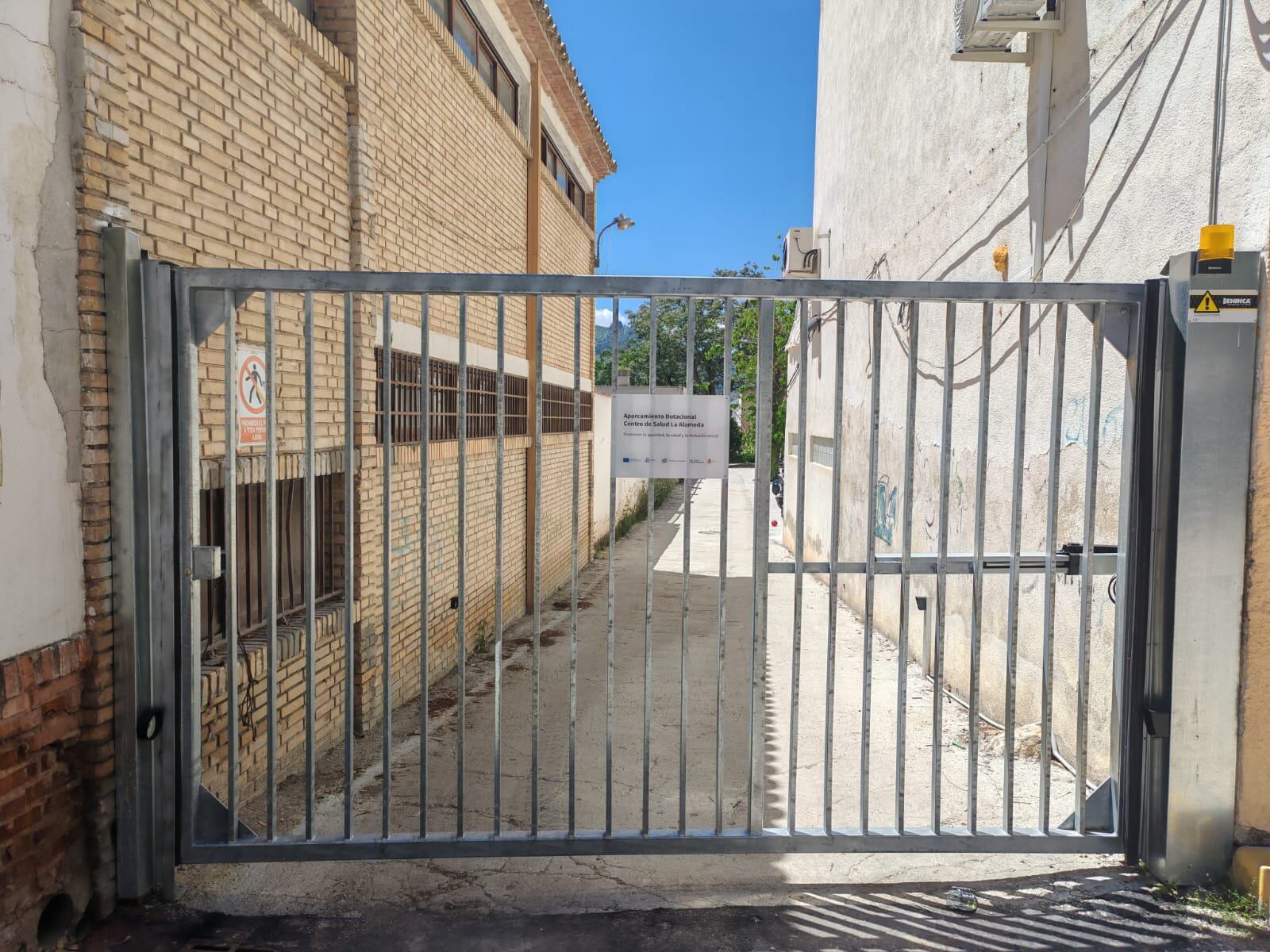 Acceso al parking situado bajo el centro de salud de la Alameda.