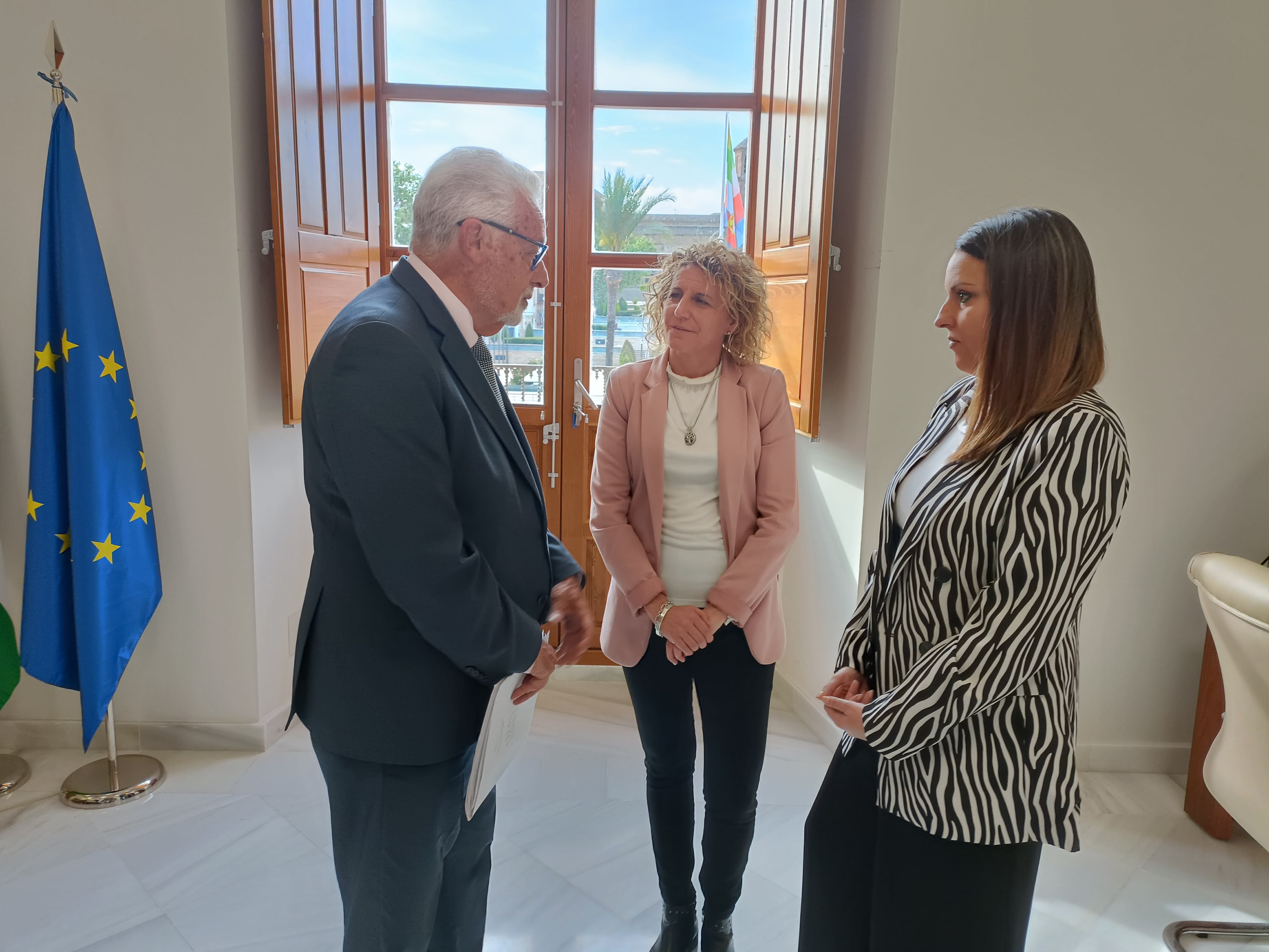 Jesús Maeztu junto a Isabel Bausán y Raquel Ortíz en Linares.