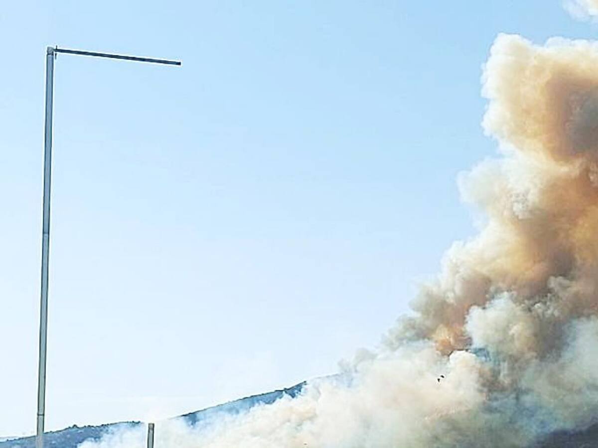 Medios aéreos y terrestres tratan de controlar el incendio de Ávila pero preocupa que se extienda el fuego